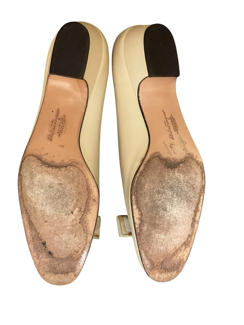 Salvatore Ferragamo vintage Vara Bow Cream Ivory Bow Pumps Heel
Shoes size 9 3 A - Picture 9 of 14